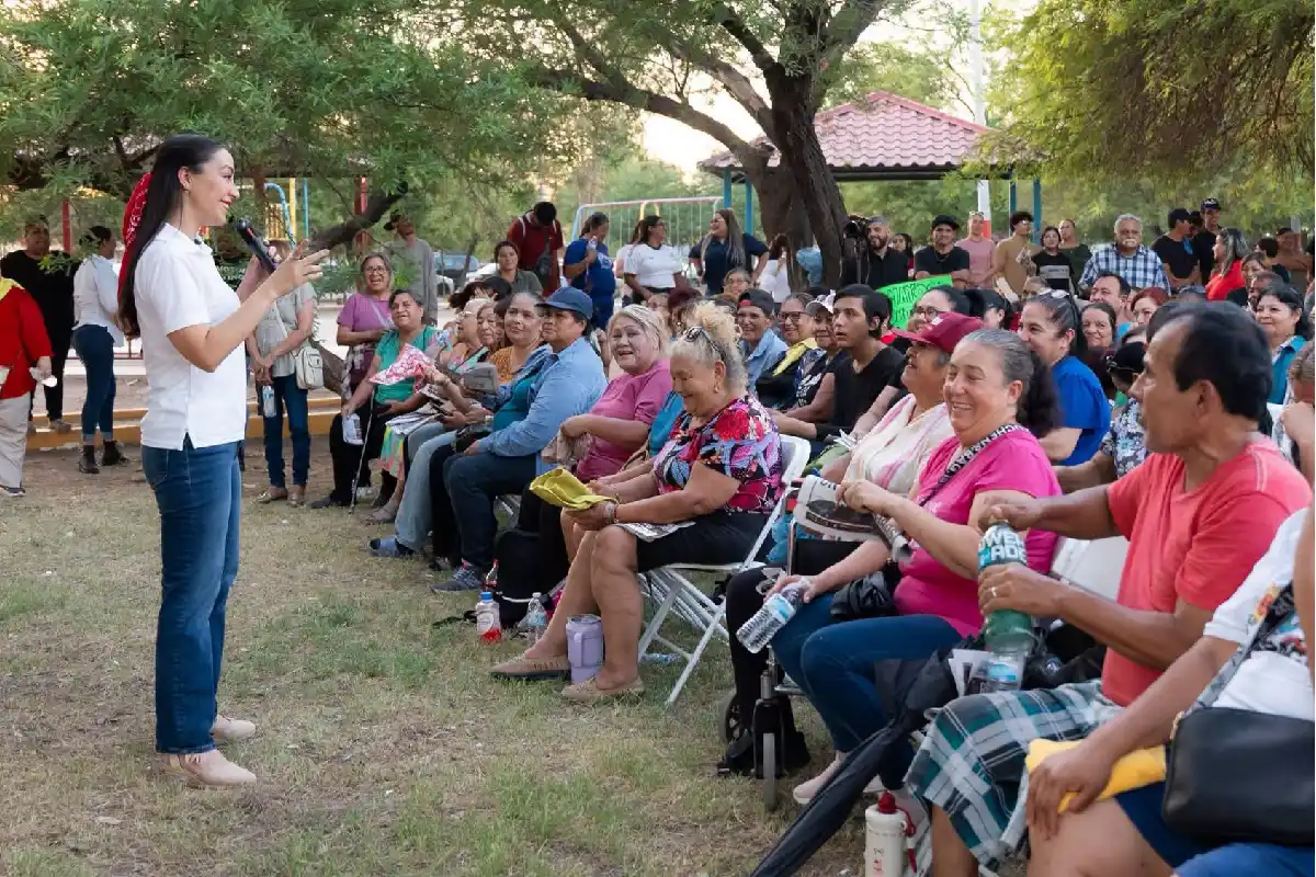Mientras pasa el vendaval Ramírez Padilla sigue reuniéndose con los habitantes de varios municipios para darse a conocer. Foto: Julieta Ramírez.