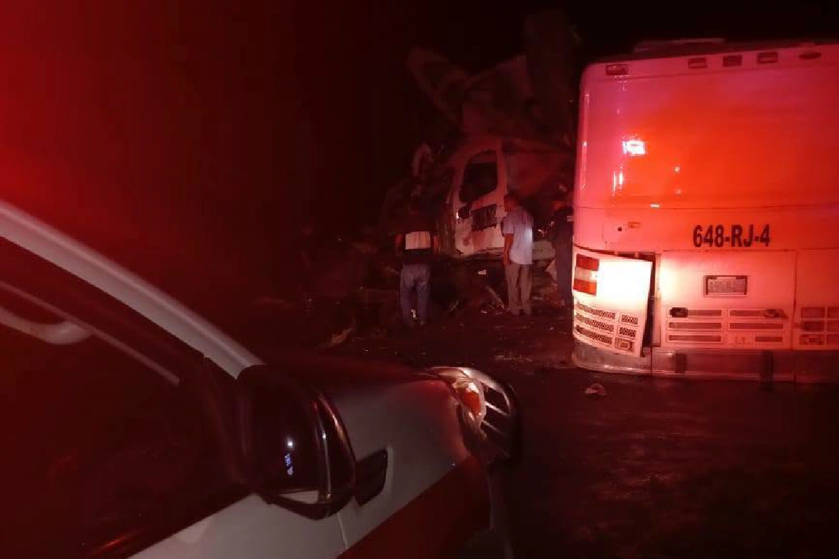 Mueren en Rosamorada, Nayarit, 4 personas en choque de autobús; asistieron al evento de Sheinbaum