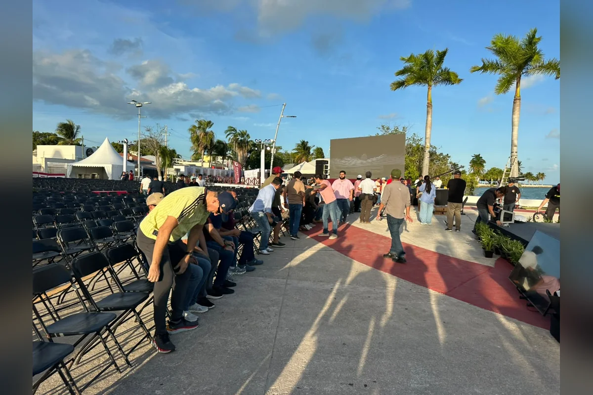 Funcionarios estatales buscaron la silla que les tocará esta tarde para escuchar el informe de Mara. Foto: Diana García.