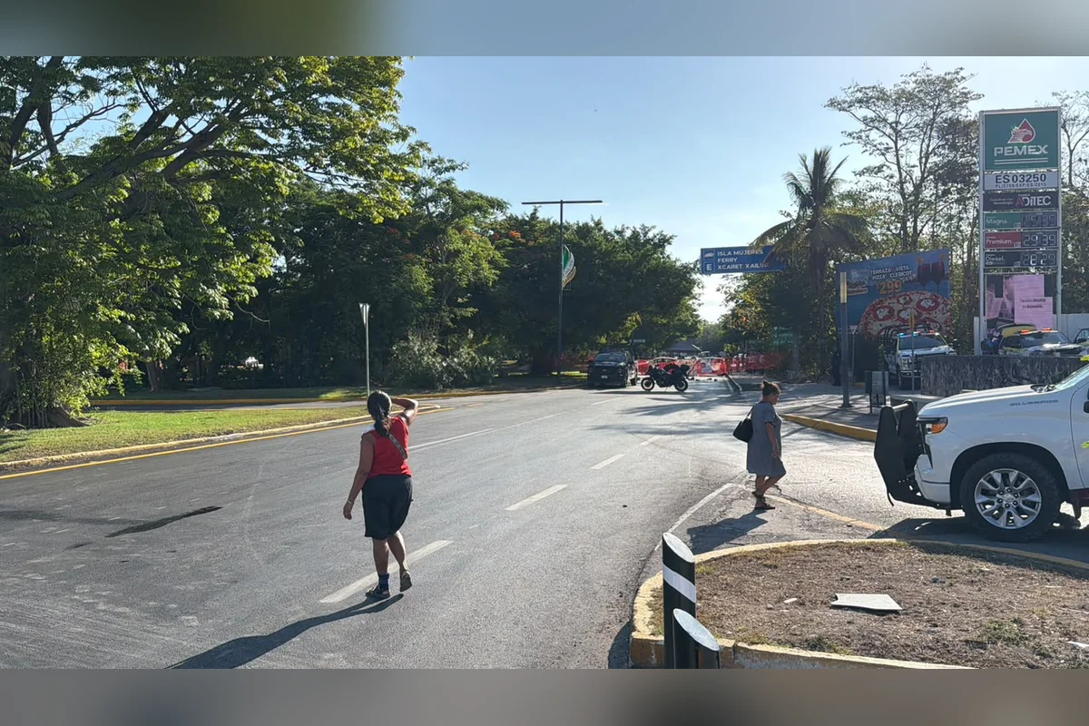 En el corazón de la Zona Hotelera instalaron el bloqueo antes del amanecer y lo retiraron poco antes del mediodía. Foto: Joana Maldonado.