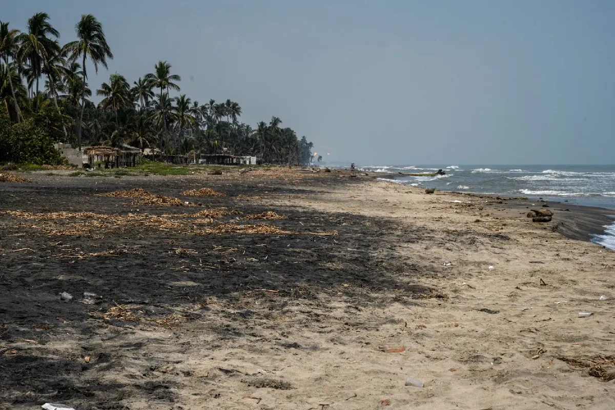 Pemex reporta que continúan en la reparación de ducto marino tras derrame de petróleo en el Golfo de México