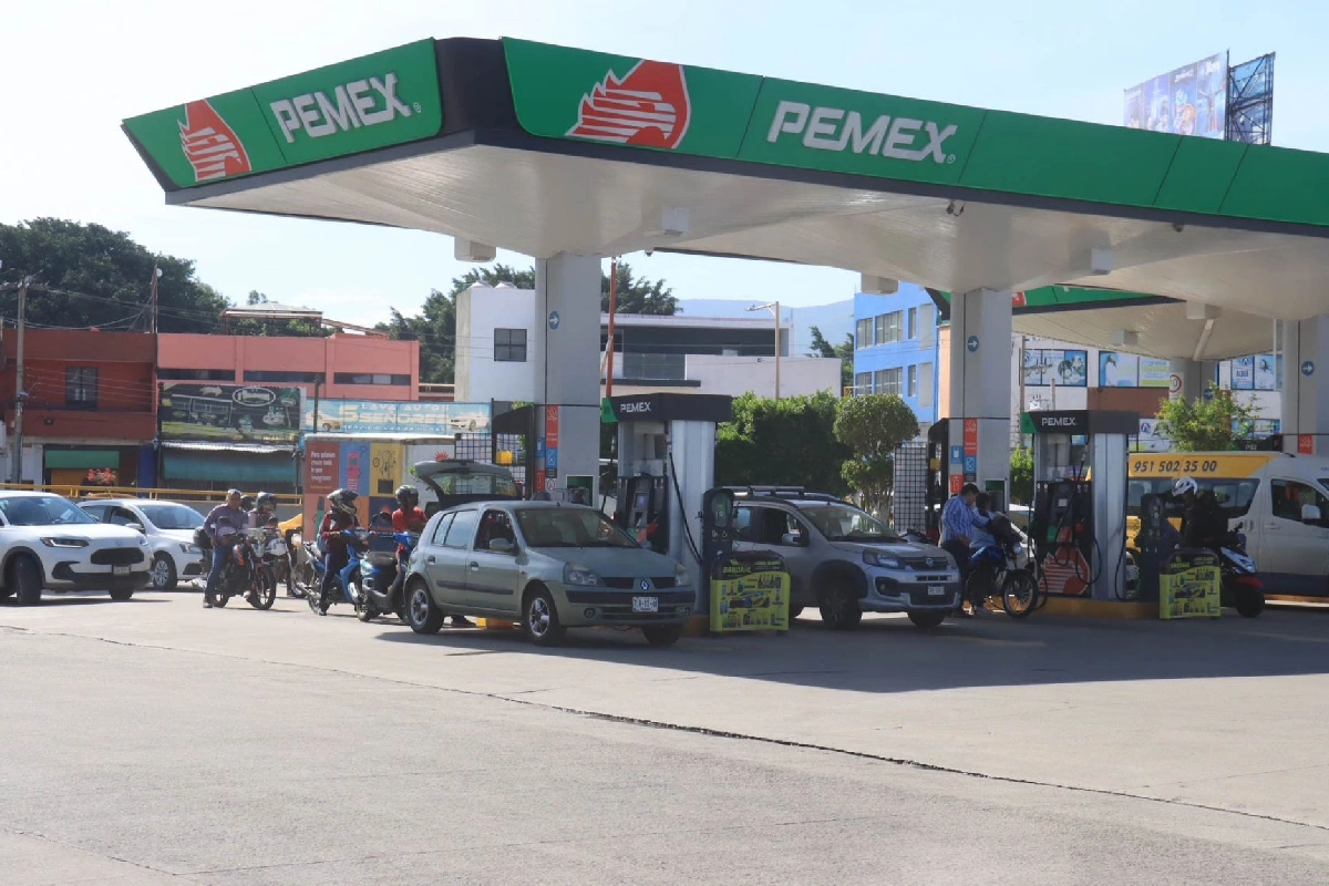 Pemex y sindicato petrolero acuerdan aumento del 4% al salario ordinario y 2% a prestaciones 