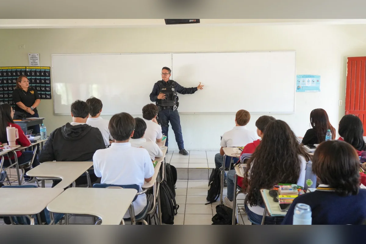 A estudiantes, los uniformados les enseñan a respetar las leyes y de paso mostrar otra cara de la corporación. Foto: Policía Tijuana.