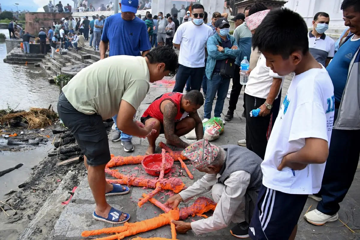 Realizan funerales simbólicos en Nepal a una semana del alud