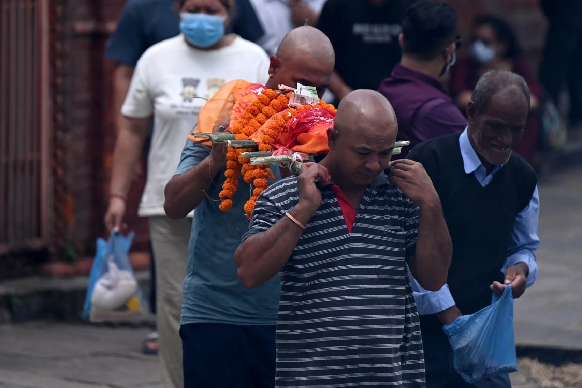 Realizan funerales simbólicos en Nepal