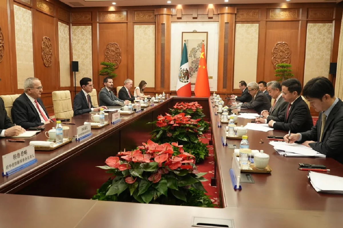Delegaciones diplomáticas de México y China reunidas en una mesa rectangular con las banderas de ambos países al fondo.