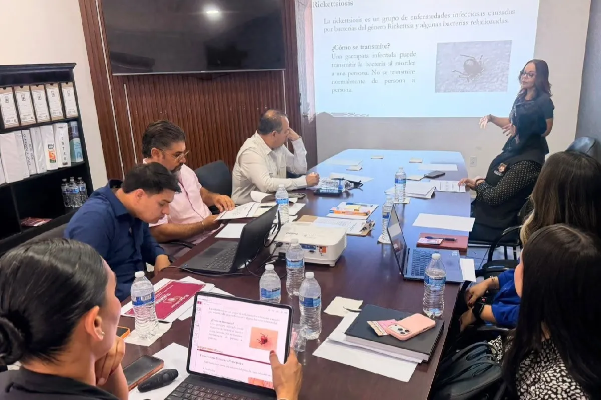 Especialistas de la Dirección Municipal de Salud de Tijuana acuerdan estrategias para combatir los contagios en colonias vulnerables. Foto: Ayuntamiento de Tijuana.