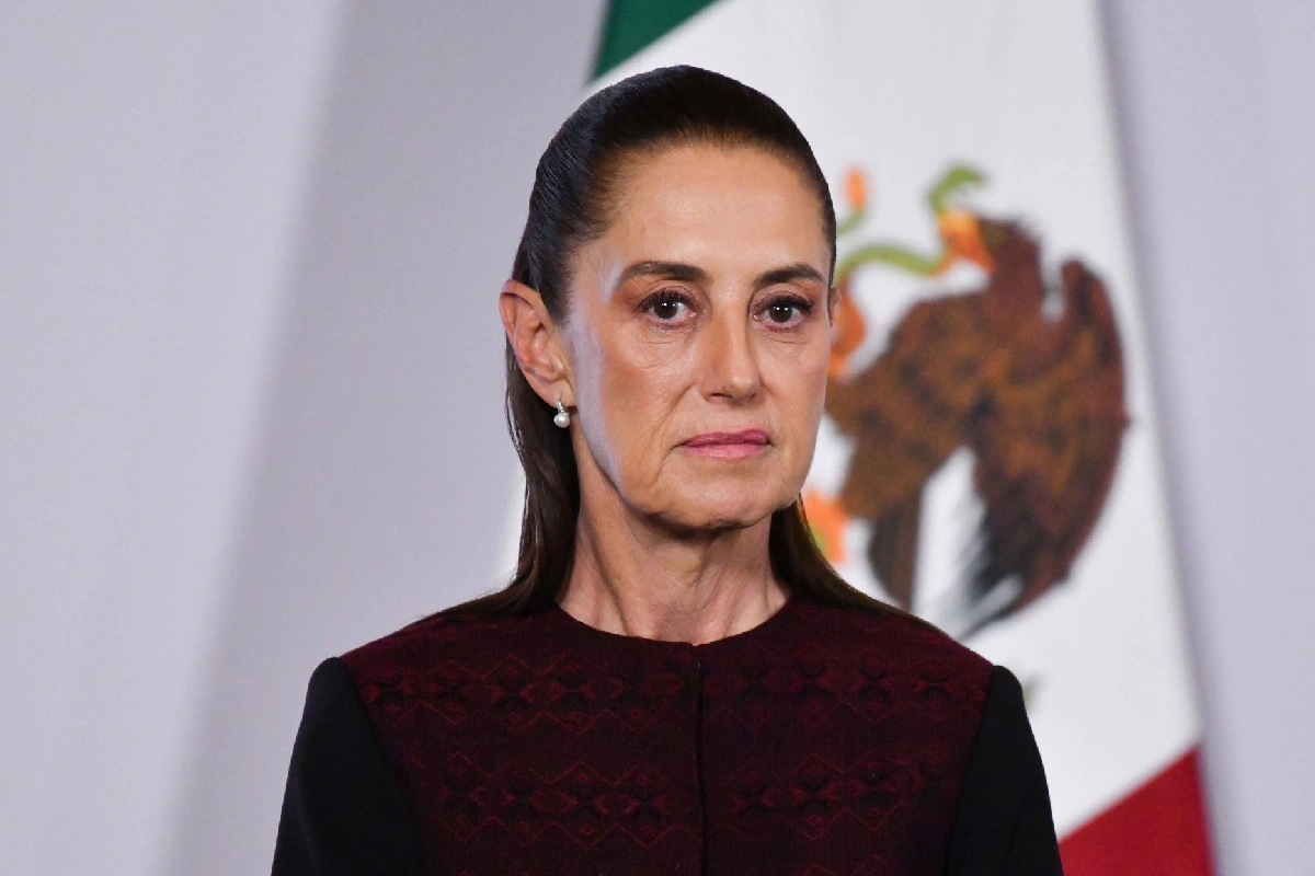 Presidenta claudia sheinabum mirando de frente