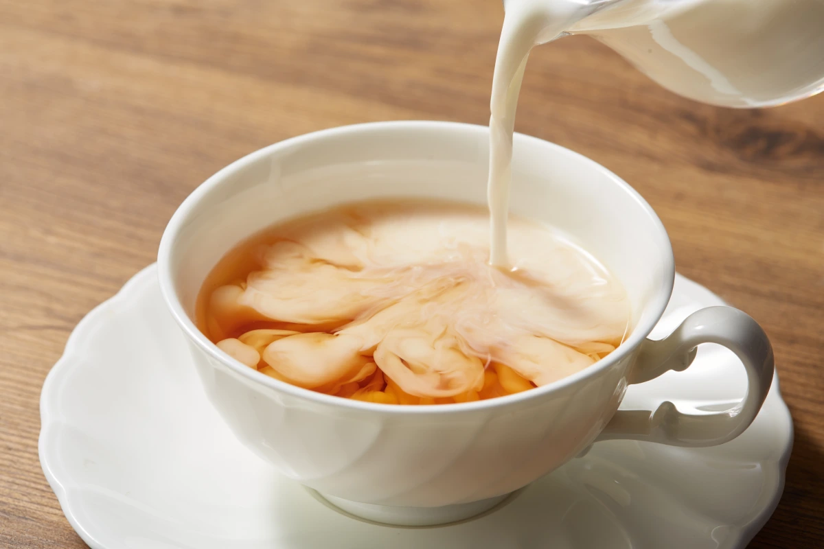 Sobre una taza de té se le agrega leche 