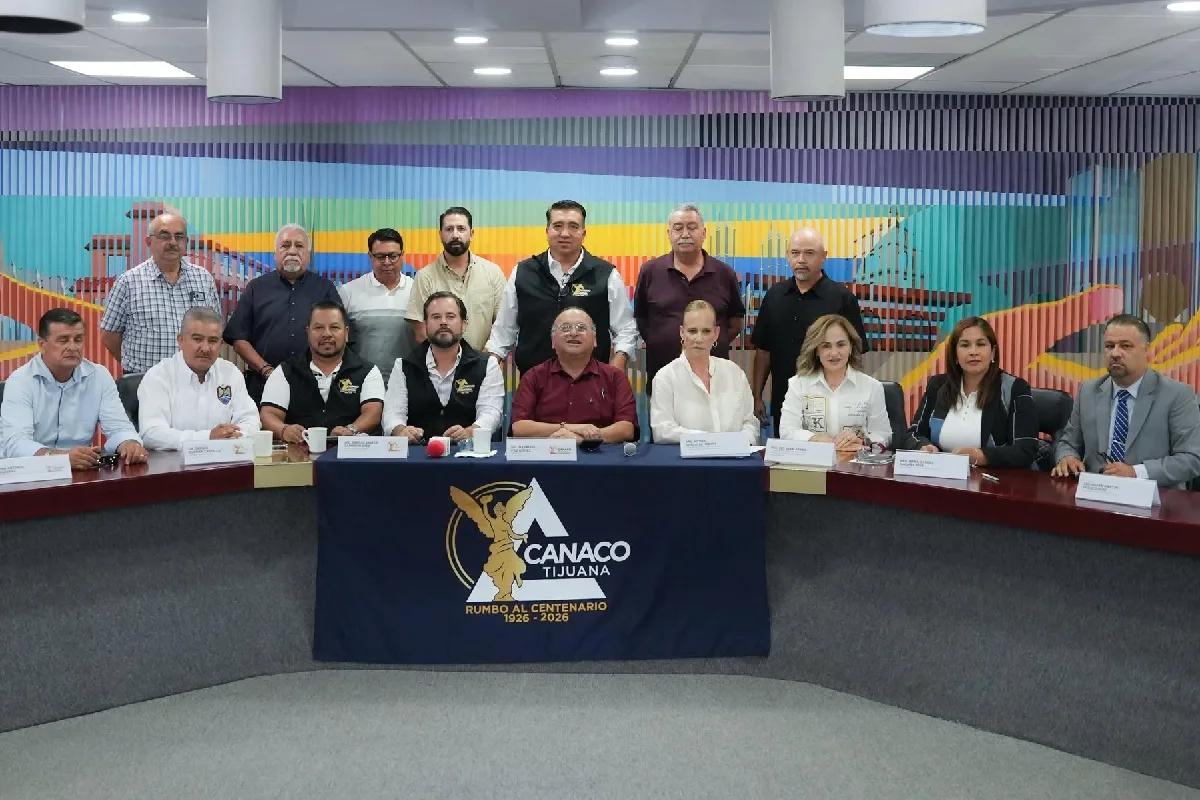 Myrna González Medina, lideresa del PAN, se reunió con los miembros de la Canaco-Tijuana para hablar sobre el estado en el que se encuentra la infraestructura municipal de los servicios básicos. Foto: Canaco.