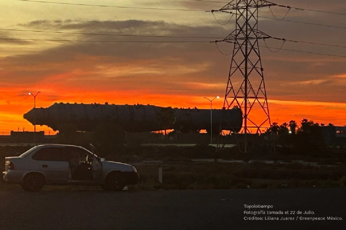 Vista al atardecer de la zona industrial en Topolobampo, Sinaloa, capturada por Greenpeace México para documentar los proyectos de infraestructura en la región.