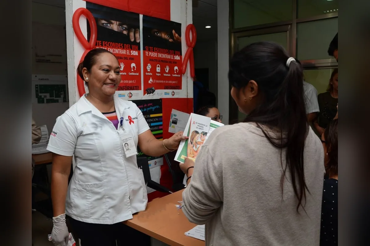 En plazas comerciales y públicas, los trabajadores del Sector Salud ofrecen información para estar atentos a los síntomas de la enfermedad y como prevenirla. Foto: SESA.