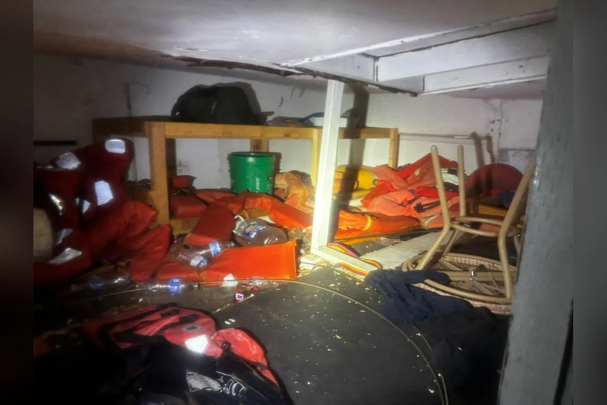 Hacinados en la embarcación viajaban los extranjeros, cuyas nacionalidades no fueron dadas a conocer por las autoridades de estados Unidos. Foto: Guardia Costera.