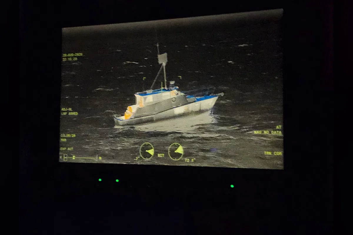 En busques y helicópteros se desplegó el personal de la Guardia Costera para dar con la embarcación que llevaba dos días a la deriva en la frontera de México y Estados Unidos. Foto: Guardia Costera.