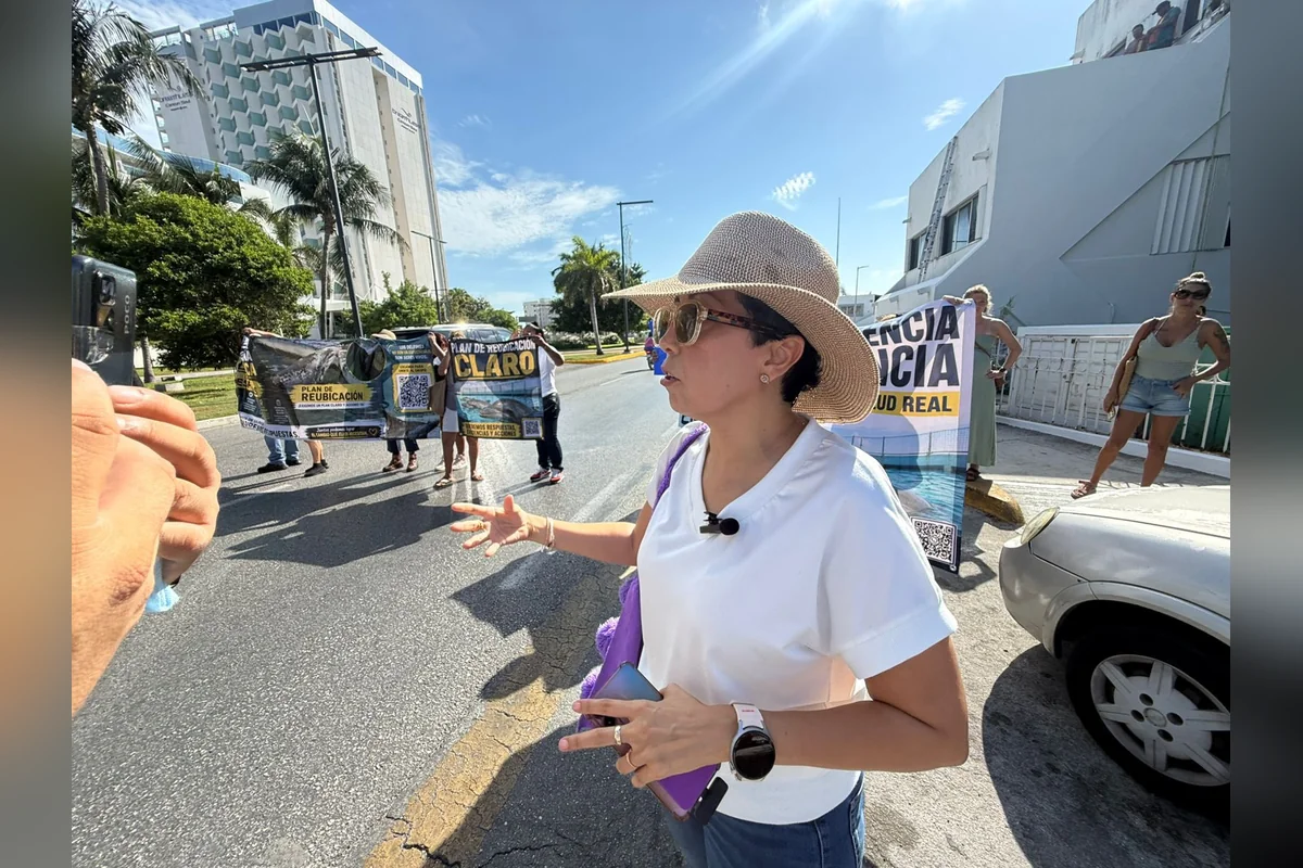La activista Aria Sánchez exige a las autoridades estatales y federales poner fin al cautiverio de los delfines encerrados hace más de un año. Foto: Joana Maldonado.