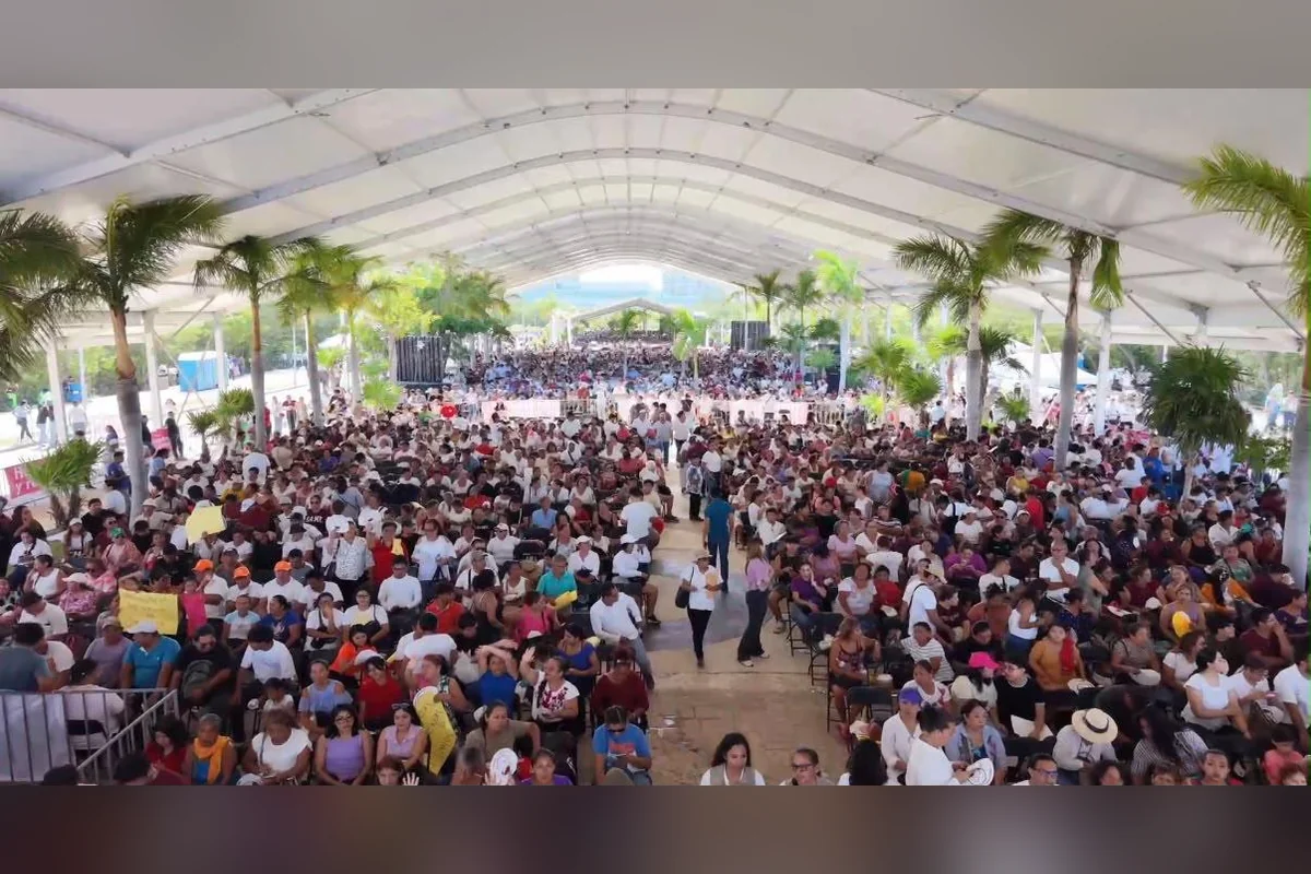 Ante cientos de personas, la presidenta habló de los recursos que llegarán a Quintana Roo, en materia de salud, educación, vivienda y apoyos sociales. Foto: Gobierno de Quintana Roo.