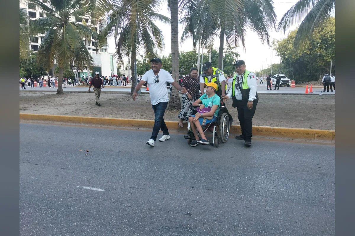 La falta de accesos para personas en silla de ruedas fue un contratiempo que sus familiares tuvieron que sortear para ver a la presidenta. Foto: Verónica Fajardo.