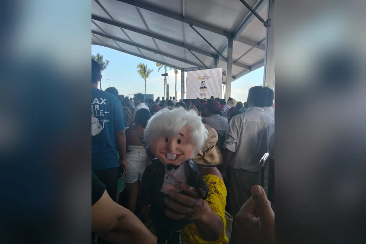 Como es habitual, no podía faltar la figura del mini AMLO entre los asistentes al discurso. Foto: Verónica Fajardo.