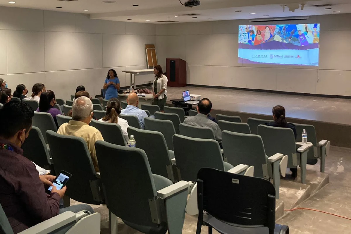 A médicos, enfermeras y a personal administrativo de los centros de Salud en Baja California también se les explica sobre el tema. Foto: Inmujeres BC.