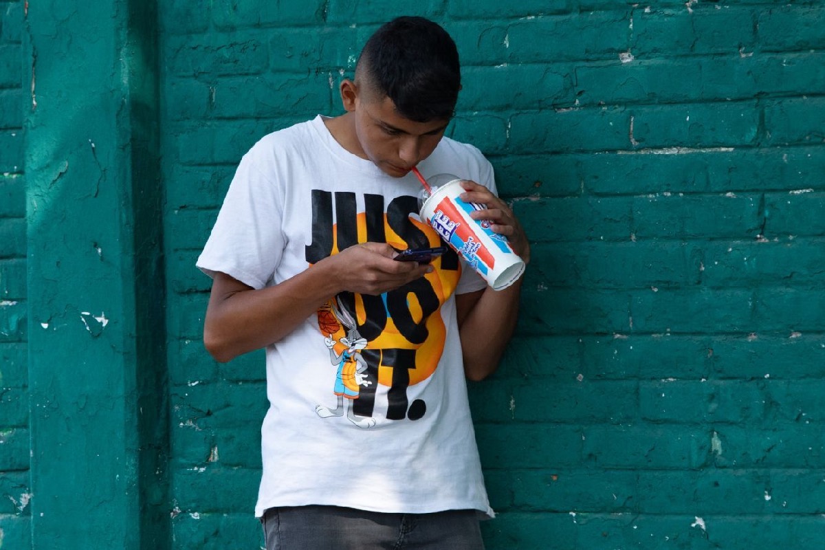 Escuchar a las adolescencias: una voz necesaria en el debate sobre redes sociales en México