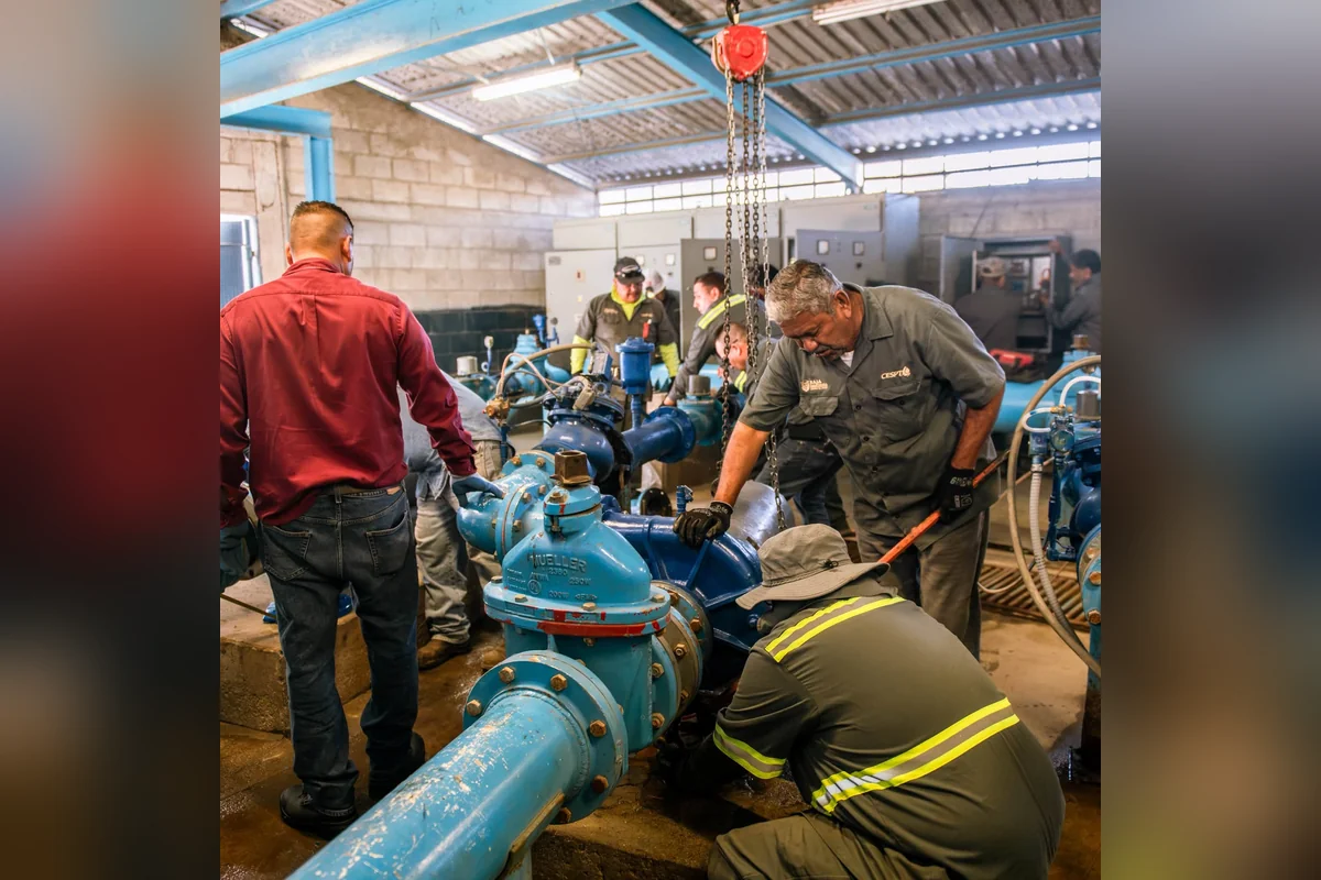 Personal de Servicios Públicos está de guardia esperando la normalización de la energía eléctrica para echar a andar las bombas. Foto: CESPT.