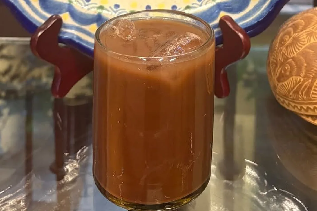 vaso de agua de cáscara de cacao
