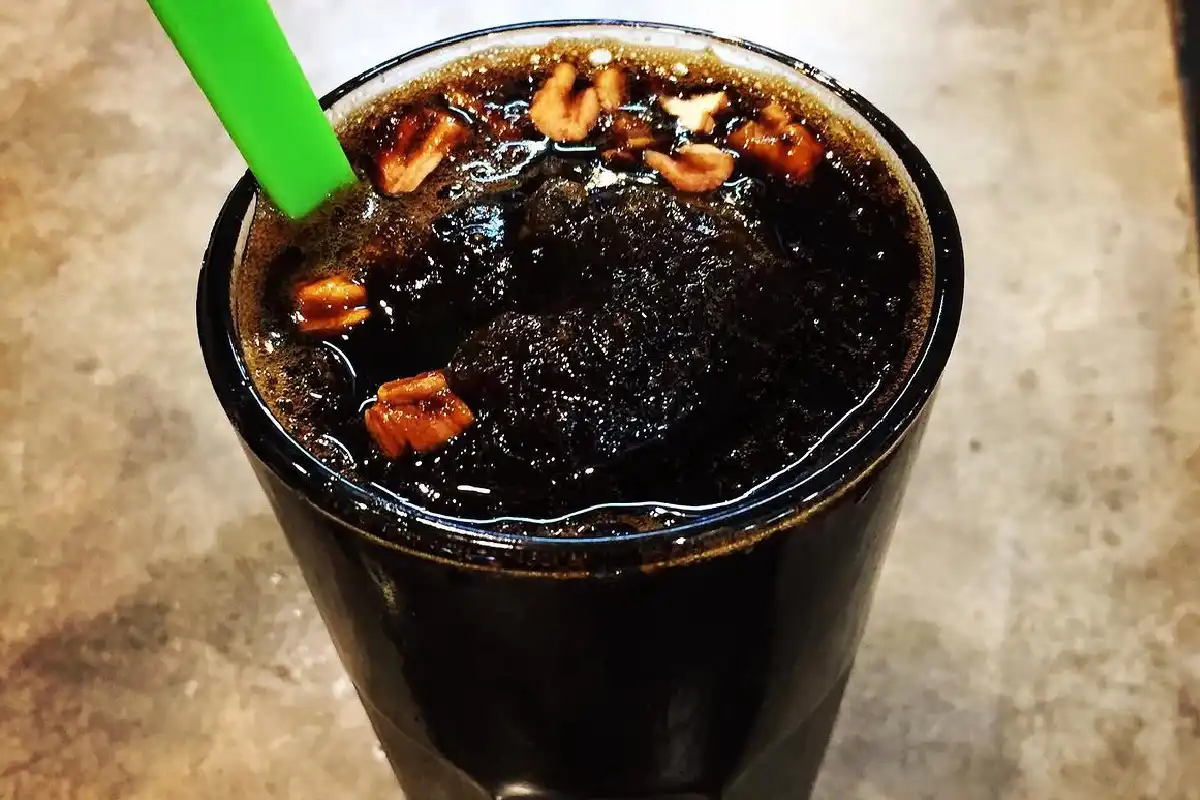 vaso de agua de zapote con naranja