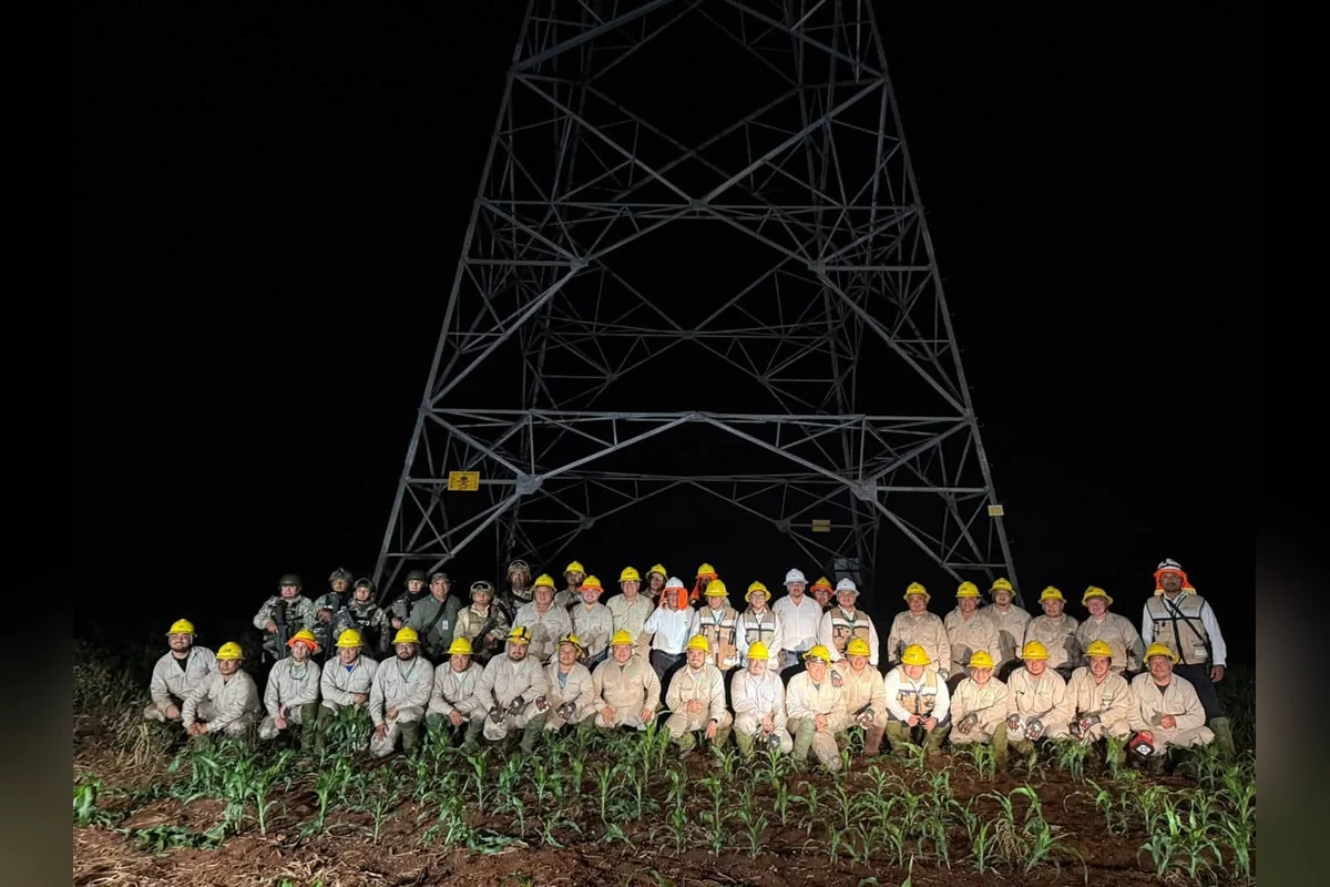 Después de varias horas trabajando para restablecer el servicio de luz, los obreros de la CFE hasta la foto del recuerdo se tomaron. Foto: CFE.