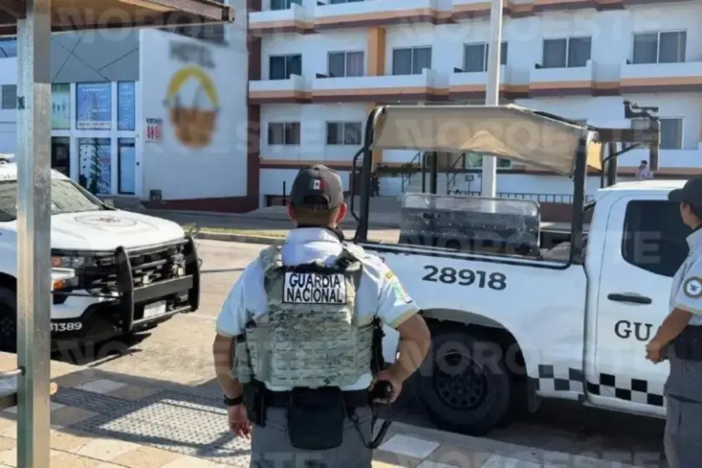 Testimonios de los huéspedes y el recepcionista, un grupo de hombres armados entró a la habitación de las víctimas para dispararles en repetidas ocasiones.