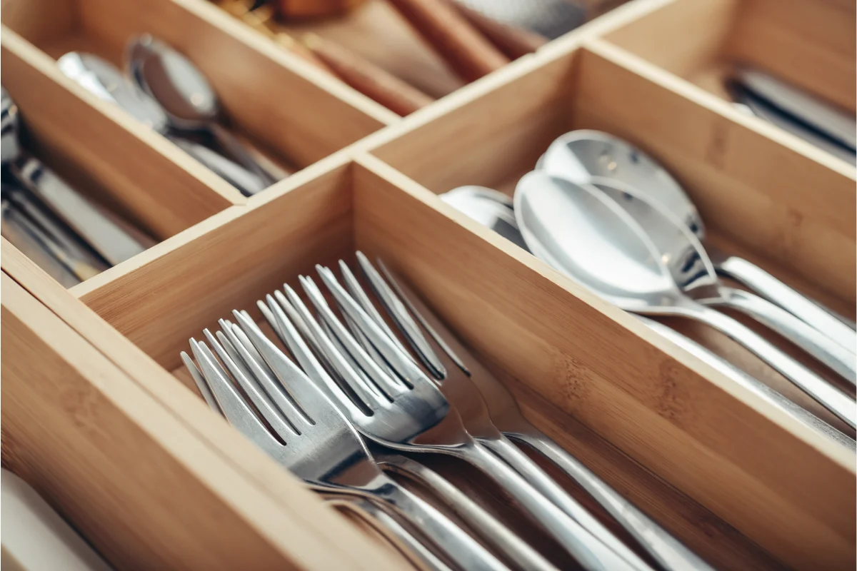 Cubiertos almacenados en un cajón de madera