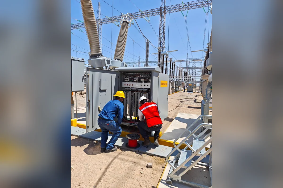 Trabajadores de la Comisión Federal de Electricidad tienen que hacer muchas maniobras para atender los apagones en Tijuana y Playas de Rosarito. Foto: CFE.