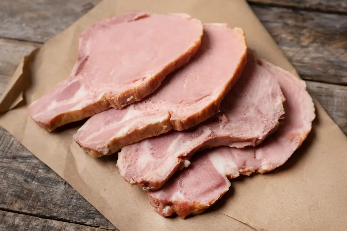 Rebanadas de chuletas ahumadas sobre papel
