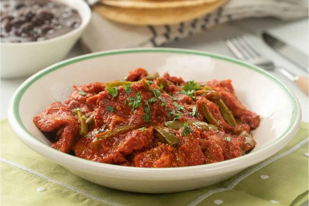 Plato con chuletas ahumadas en salsa