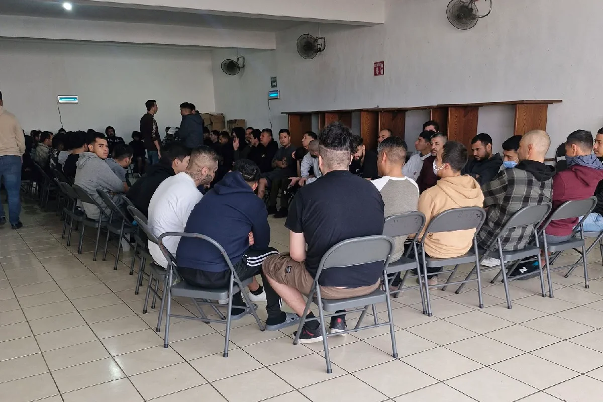 Cada día, los internos entran a terapias al tiempo que escuchan las dificultades que han tenido otras personas al caer en las drogas. Foto: Patrulla Espiritual.