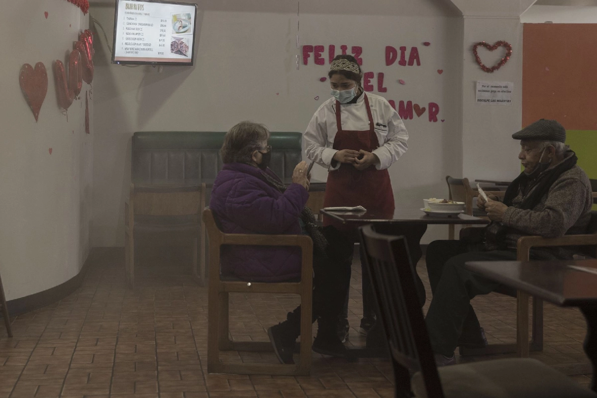 Los comercios establecidos en Tijuana combaten contra la burocracia y ante la caída del turismo.