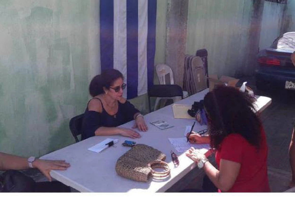 En Chetumal, representantes diplomáticos de Cuba han instalado módulos de información para atender las necesidades de sus ciudadanos. Foto: Embajada de Cuba.