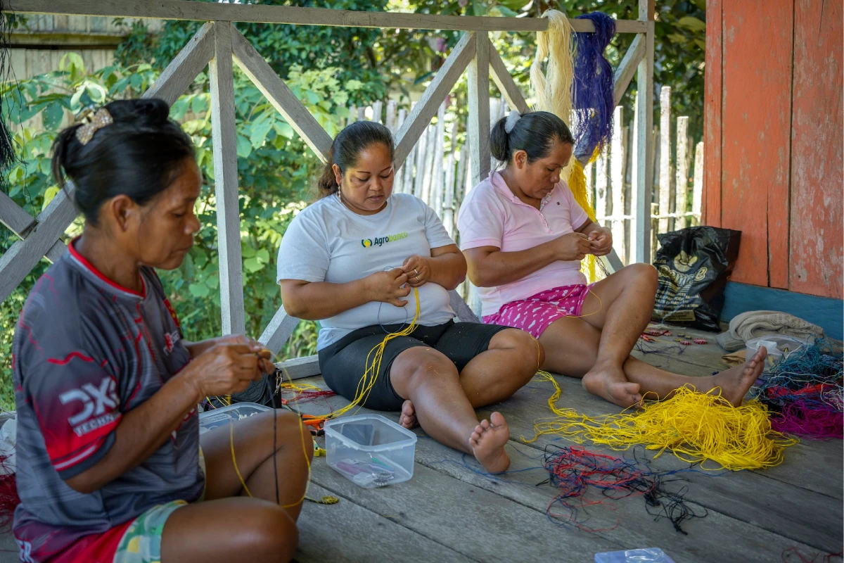 Mayra Collantes también es artesana, por lo que reconoce la importancia que esta actividad tiene para las madres de familia y la estabilidad económica del hogar. (Foto: Mongabay Latam | Cortesía CI Perú)