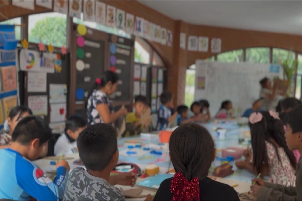 Las infancias de la comunidad de San Marcos Tlacoyalco junto a las maestras comunitarias durante el primer Semillero de Saberes, tomando clase sobre la importancia del cuidado del maíz nativo.(Foto: Mongabay Latam | Amos Trust)