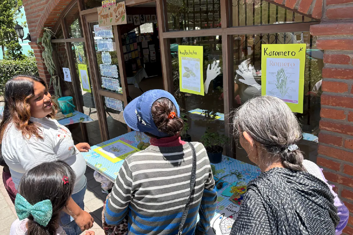 El Colectivo Jna Tsjo conversando junto a abuelas e infancias de la comunidad de San Marcos Tlacoyalco sobre la diversidad de plantas medicinales durante el Trueque de Plantas y Semillas (Foto: Mongabay Latam | Cortesía Colectivo Jna Tsjo)