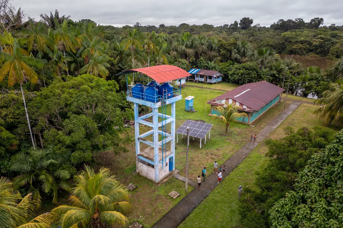 Una de las bombas de agua con paneles fotovoltáicos instaladas en las comunidades que representa Mayra Collantes a través de la Fecona. (Foto: Mongabay Latam | Cortesía CI Perú)