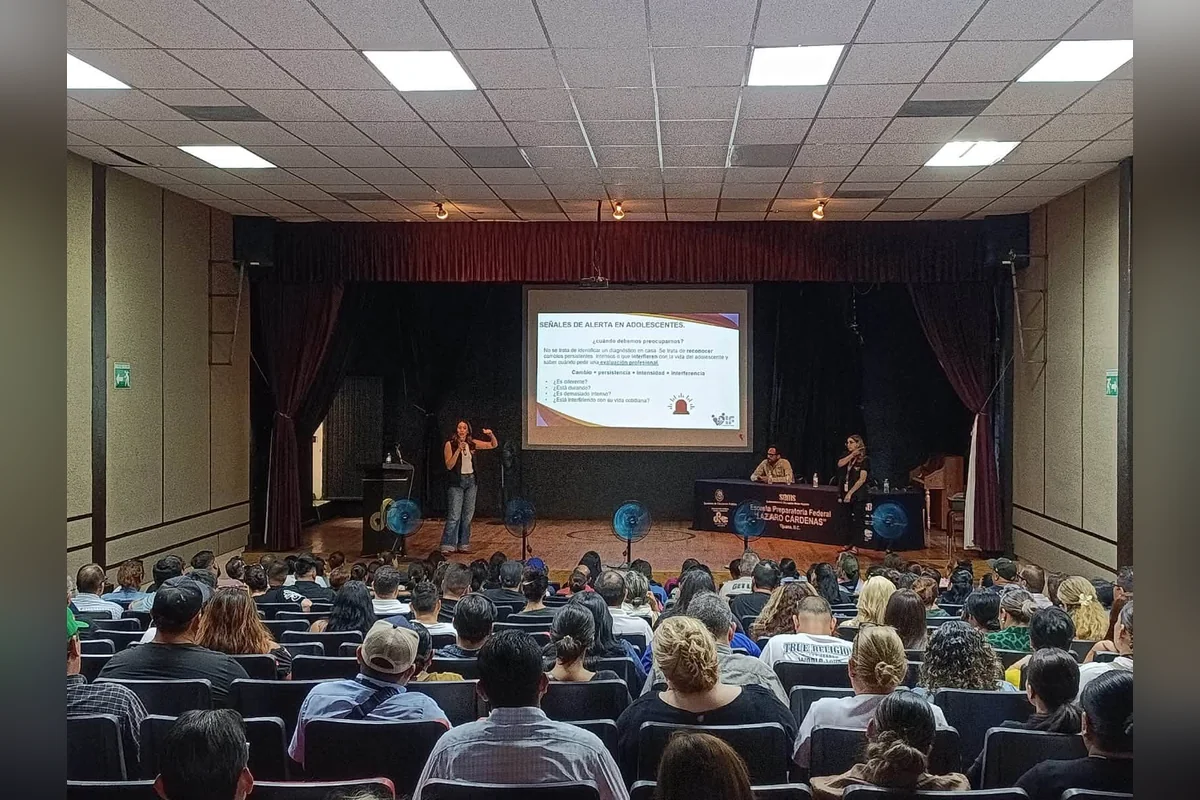 Para prevenir el delito, los agentes ofrecen pláticas y realizan foros para entablar comunicación con los adolescentes. Foto: SSCBC.