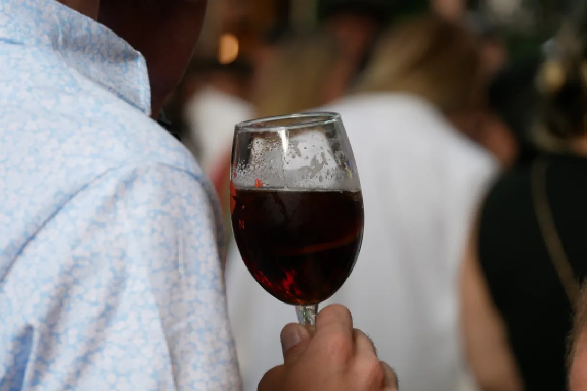 persona tomando vino