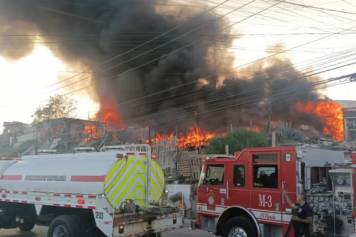 Los vulcanos lograron controlar las llamaradas evitando que se propagaran a otros inmuebles. Foto: Bomberos de Tijuana.