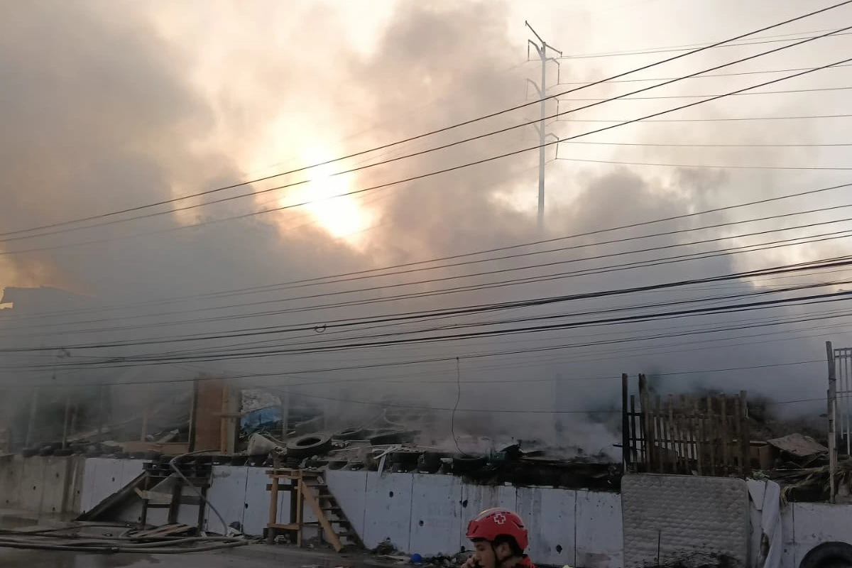 Desde varias calles de distancia se apreciaba el humo por las conflagraciones. Foto: Bomberos de Tijuana.