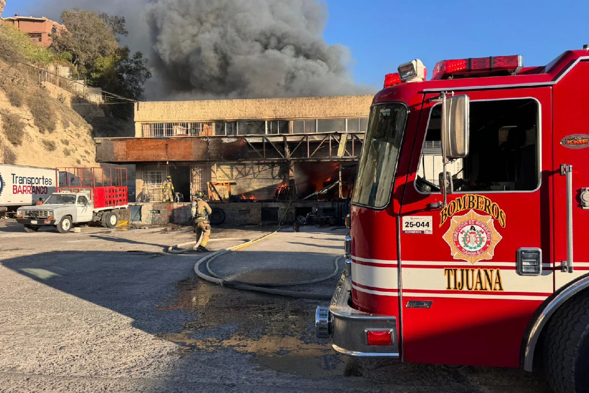 El incendio ocurrió en dos bodegas de la Central de Abastos de Tijuana.