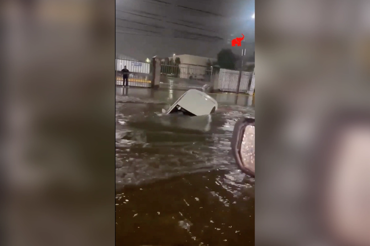 Las fuertes lluvias del domingo también dejaron vehículos varados en Tultepec, Tultitlán y Atizapán de Zaragoza.