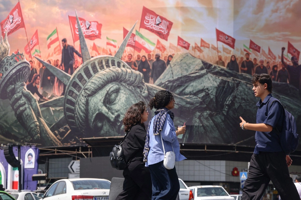 Irán lanzó una ofensiva coordinada con misiles y drones contra bases de Estados Unidos en Oriente Medio.