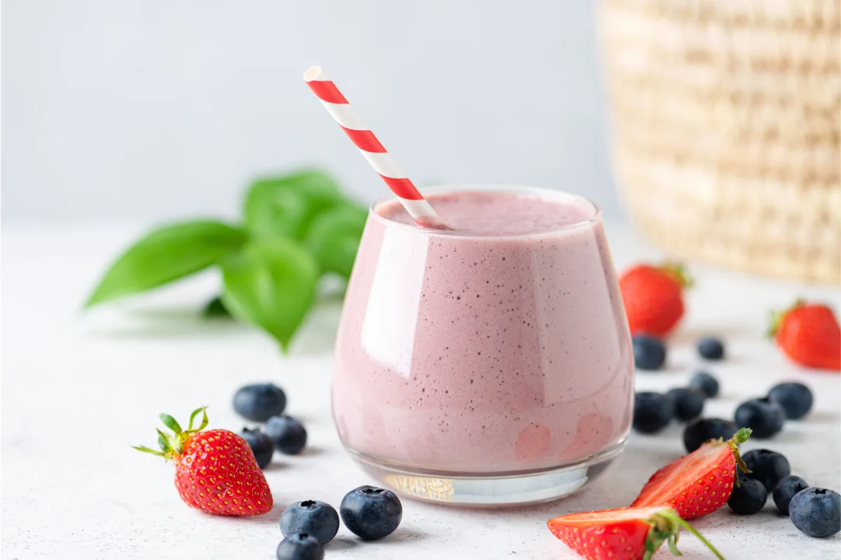 licuado de kéfir con frutos rojos
