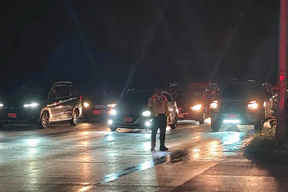 C0n el apagón varios semáforos en Cancún se quedaron sin energía y agentes de Tránsito se hicieron cargo de la movilización. Foto: Ayuntamiento de Cancún.
