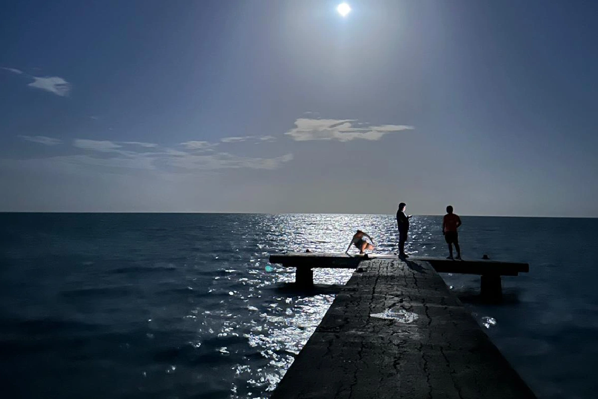 Contemplar la luna llena se convirtió en un atractivo ante la falta de energía eléctrica en Quintana Roo. Foto: Diana García.